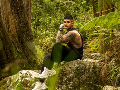 james_trece - male webcam at ImLive