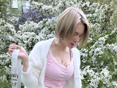 JellyEllie - blond female with  big tits webcam at LiveJasmin