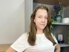 JoanCompston - female with brown hair webcam at LiveJasmin