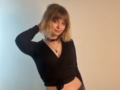 JoelleDwelley - female with brown hair webcam at LiveJasmin