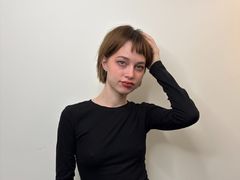 JohnnieChech - female with brown hair webcam at LiveJasmin