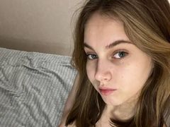 JolynManthe - female with brown hair webcam at LiveJasmin