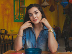 JudithCoan - female with brown hair webcam at LiveJasmin