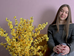 JuliaFrazier - female with brown hair webcam at LiveJasmin
