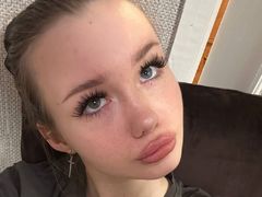 JuliaStevens - female with brown hair webcam at LiveJasmin