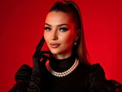 JulianaRoss - female with brown hair webcam at LiveJasmin