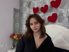 JulietaWilde - female with brown hair webcam at LiveJasmin