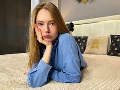 JuneBlooming from LiveJasmin