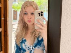 JuneLane - blond female webcam at LiveJasmin