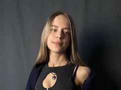 JustinaBurrow - female with brown hair webcam at LiveJasmin