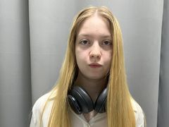 KarenLowe - blond female webcam at LiveJasmin