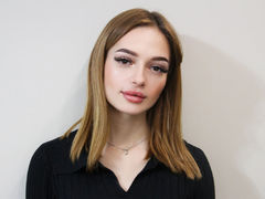 KylieLucas - female with brown hair webcam at LiveJasmin