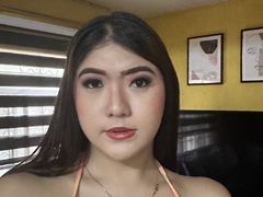 LarraThomson - shemale with black hair webcam at LiveJasmin