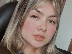 LauBee - blond female webcam at xLoveCam