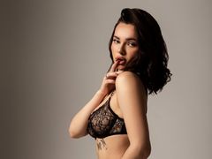 LauraBrigs - female with brown hair webcam at LiveJasmin
