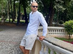 Lauranceee from LiveJasmin