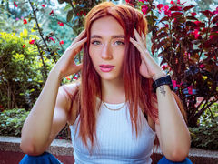 LauretBellucci - female with brown hair webcam at ImLive