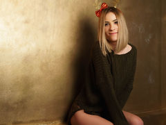 LaurynCopper - female with brown hair and  small tits webcam at ImLive