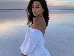 LeahMilf - female with brown hair and  big tits webcam at LiveJasmin