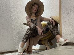 Amoralea - blond female webcam at LiveJasmin