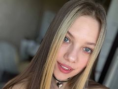 LeonaTurnner - female with brown hair webcam at LiveJasmin