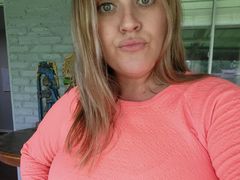 LindeeMarie - female with brown hair and  big tits webcam at LiveJasmin