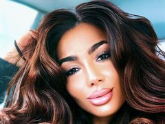 LisaBonna - female with brown hair and  big tits webcam at LiveJasmin