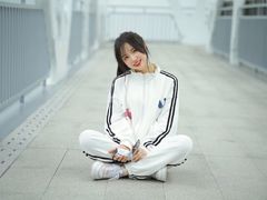 lingxiuzou from LiveJasmin