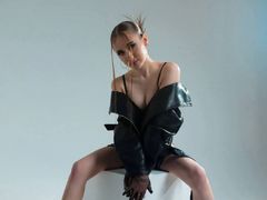 LunaOlsons - female with brown hair webcam at LiveJasmin