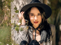 LunaSilvestri - female with black hair webcam at LiveJasmin