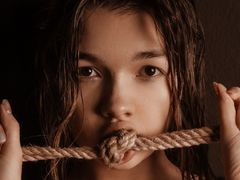 LoraHeming - female with brown hair webcam at LiveJasmin