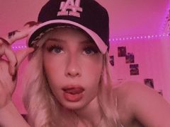 MadalineSensenig - female with brown hair webcam at LiveJasmin