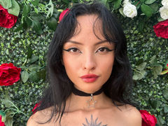 MaddieHaddid1 - female with black hair webcam at ImLive