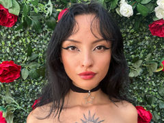 MaddieHaddid1 - female with black hair webcam at ImLive