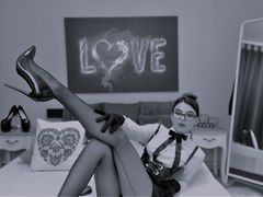 EmilyCrosby - female with brown hair webcam at LiveJasmin