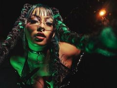 AlanaFoxh - female with brown hair and  big tits webcam at LiveJasmin