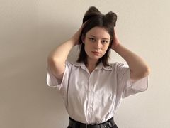 MaeHiatt - female with brown hair webcam at LiveJasmin