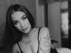 MaggieDaisy - female with brown hair and  small tits webcam at LiveJasmin