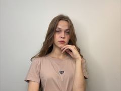 MarcelleTretina - female with brown hair webcam at LiveJasmin