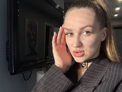 MarilynRerro - female with brown hair webcam at LiveJasmin