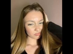 MaybelleBucklew - female with brown hair webcam at LiveJasmin