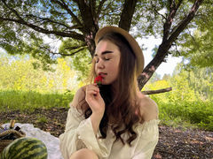 MelindaSummers - female with brown hair webcam at LiveJasmin