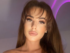 MetishaOwens - female with brown hair and  big tits webcam at LiveJasmin