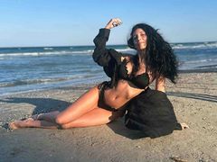 MiaLunah - female with black hair and  big tits webcam at LiveJasmin