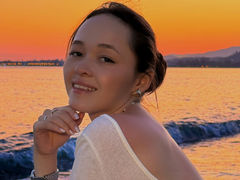 LiliVilson - female with brown hair webcam at LiveJasmin