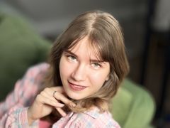 MilaMaelis - female with brown hair webcam at LiveJasmin