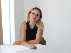 MilanaJerome - blond female webcam at LiveJasmin