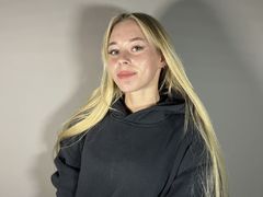 MildredForster - female with brown hair webcam at LiveJasmin