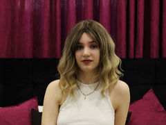 MilenaMoriss - female with brown hair webcam at LiveJasmin
