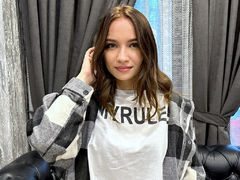 MillyAndrews - female with brown hair webcam at LiveJasmin